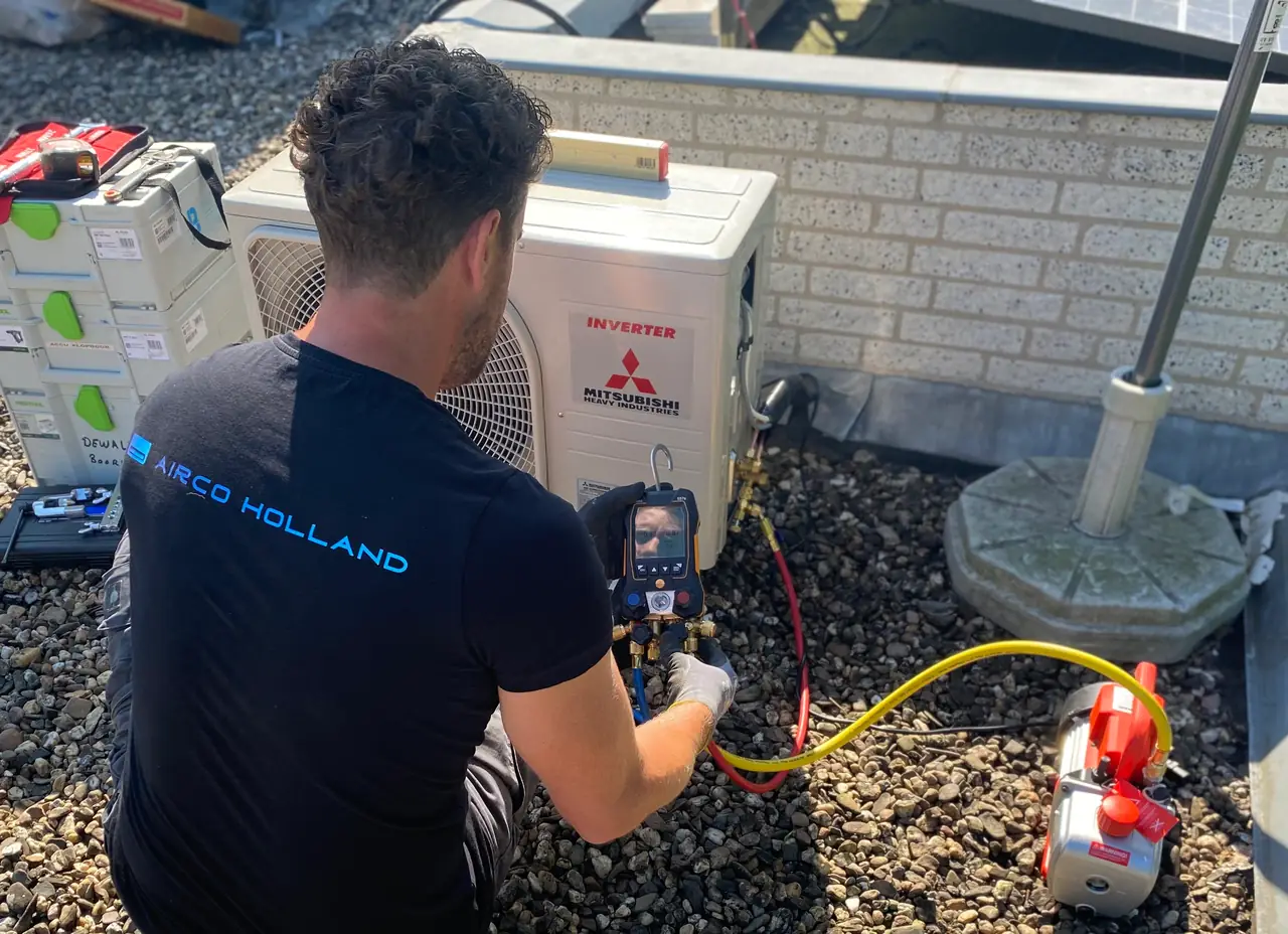 Rein meet met de manifold aan de kranen van een buitenunit van Mitsubishi Heavy Industries.