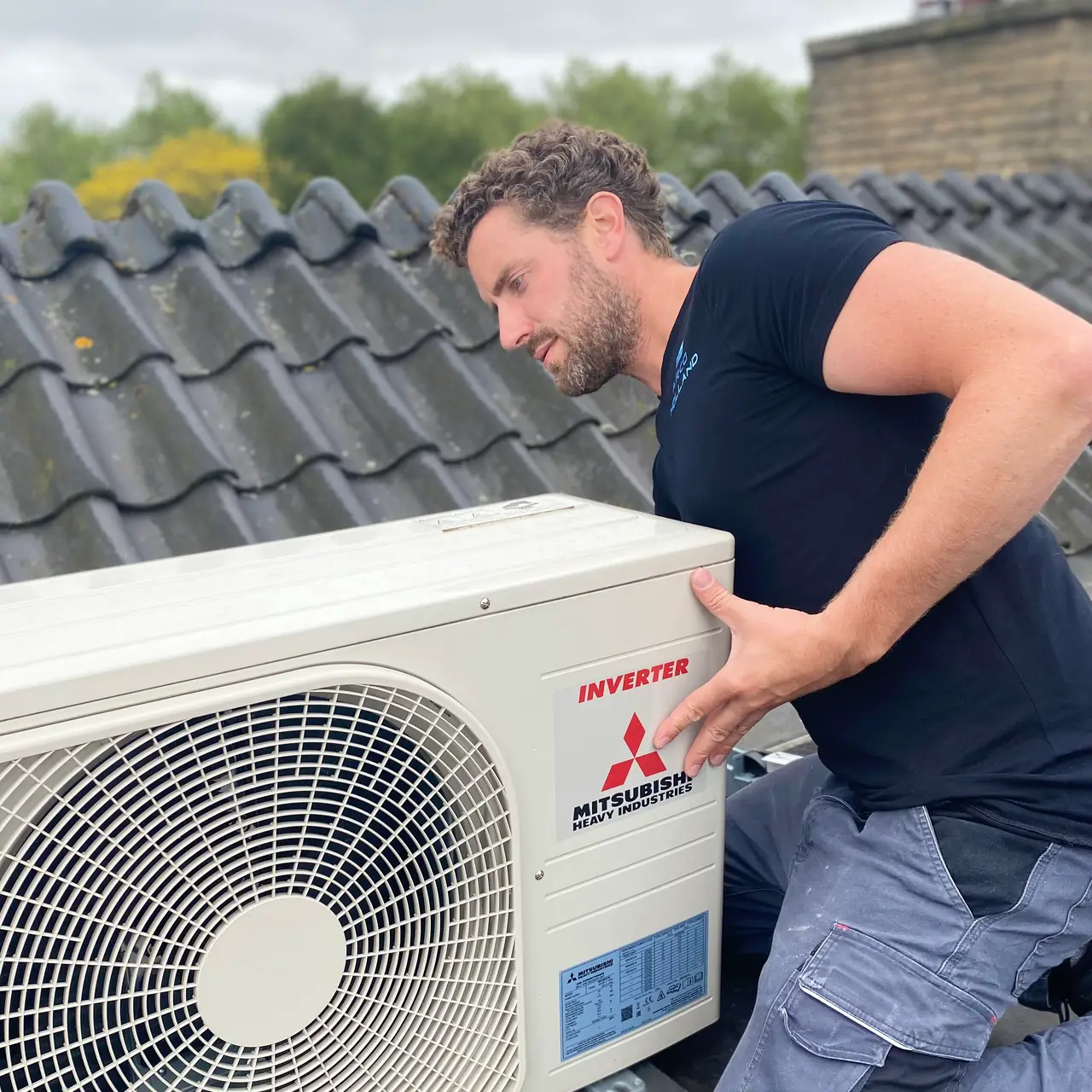 Rein zet een nieuwe buitenunit op zijn plek.